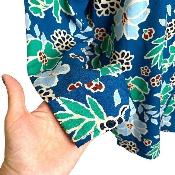 Banana Republic Print Split Back Blouse Flower Print Blue 💙 - Picture 4 of 9